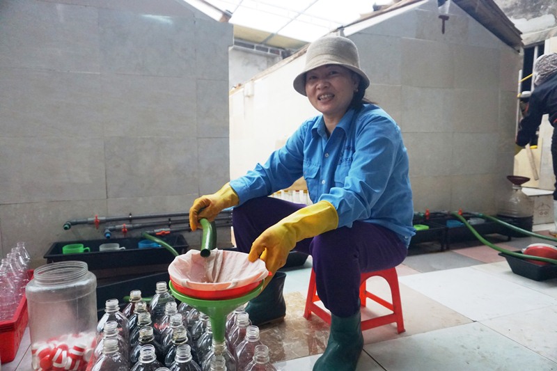 Công nhân cơ sở sản xuất nước mắm Võ Kim (Cửa Hội) chuẩn bị hàng bán Tết